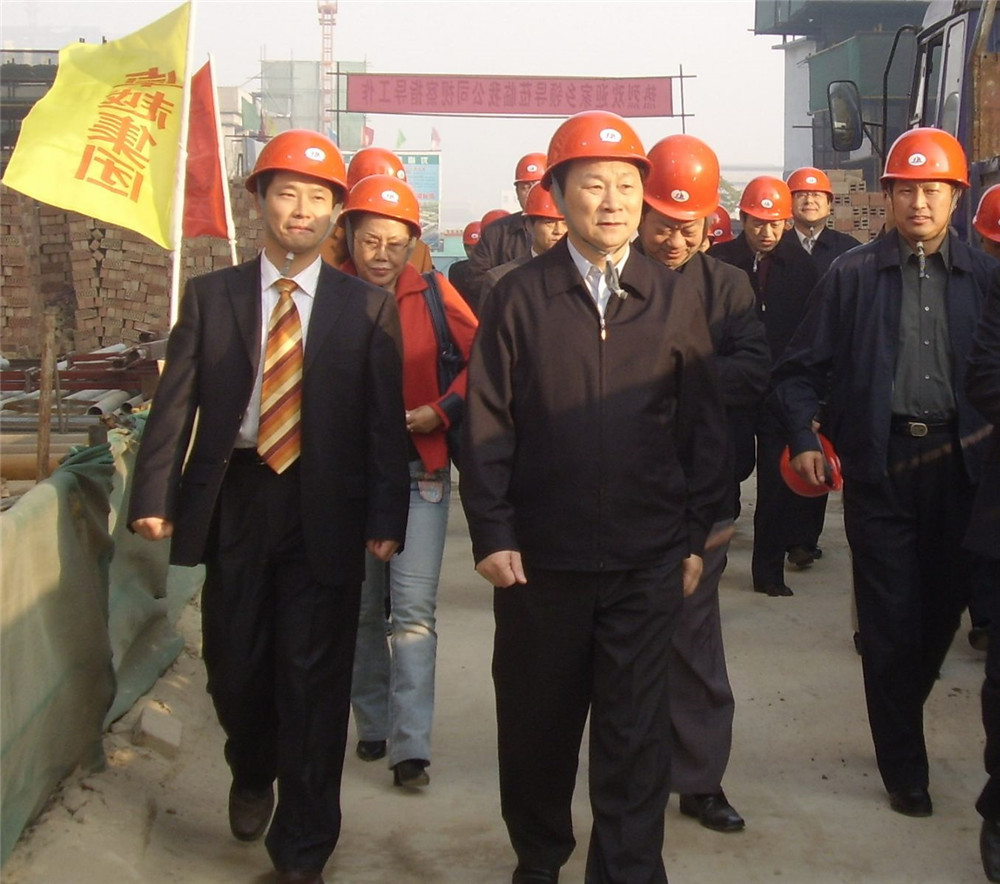 12湖北省副省长赵斌在刘雁飞的陪同下视察J9国际站公司在西安的建设现场